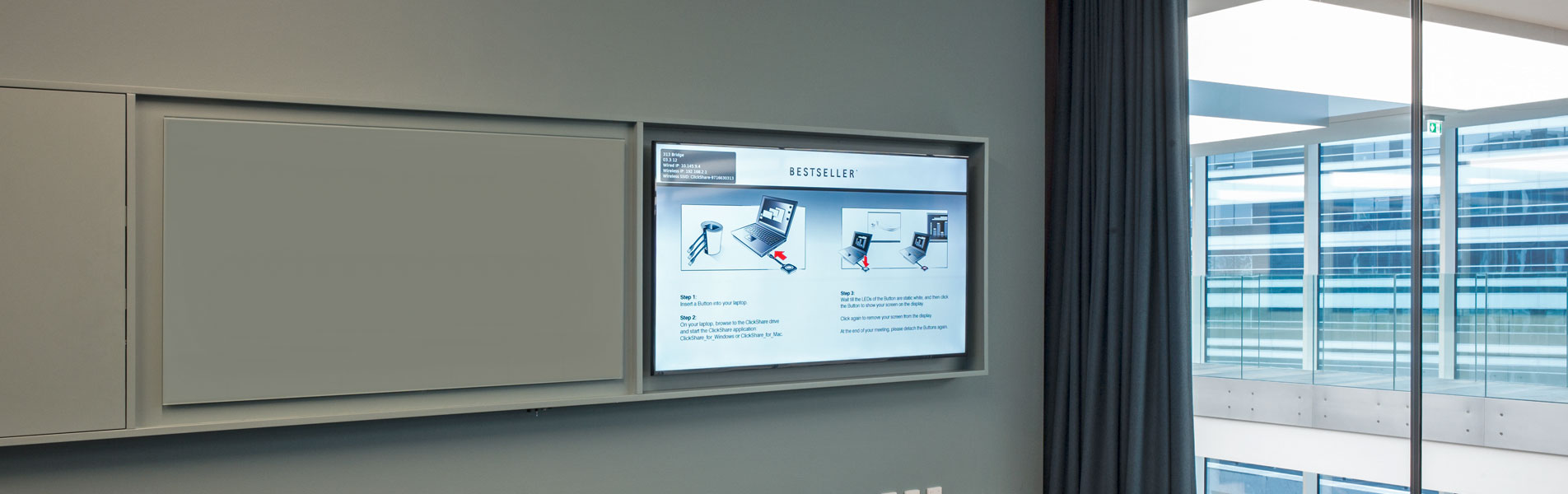 Skærme og whiteboards i mødelokalerne er integreret i én og samme løsning, hvor alle kabler er skjulte så intet hænger løst, hvilket giver et yderst enkelt helhedsindtryk.