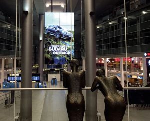 Et imponerende frithængende digitalt skilt leverer budskaber og reklamer 24/7.