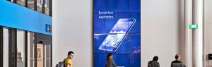 Store, flotte og visuelt imponerende - de digitale skilte møder de rejsende overalt i Københavns lufthavn.