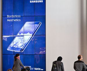 Store, flotte og visuelt imponerende - de digitale skilte møder de rejsende overalt i Københavns lufthavn.