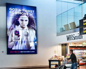 Digitalskiltning fænger og reklamerne leveres til modtageren i rette tid og på rette sted - det er effektivt og det ses på bundlinjen.