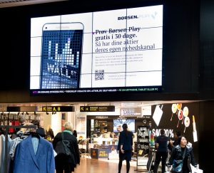 De digitale skilte, der er strategisk placeret i forhold til de rejsendes færden, kan også vise Rss-feeds.