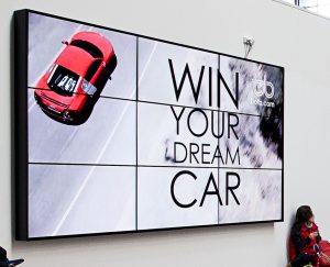 På vej mod afgangshallerne er der monteret et digitalt skilt bestående af en 3x3 skærmvæg, der også står knivskarpt - både nat og dag.