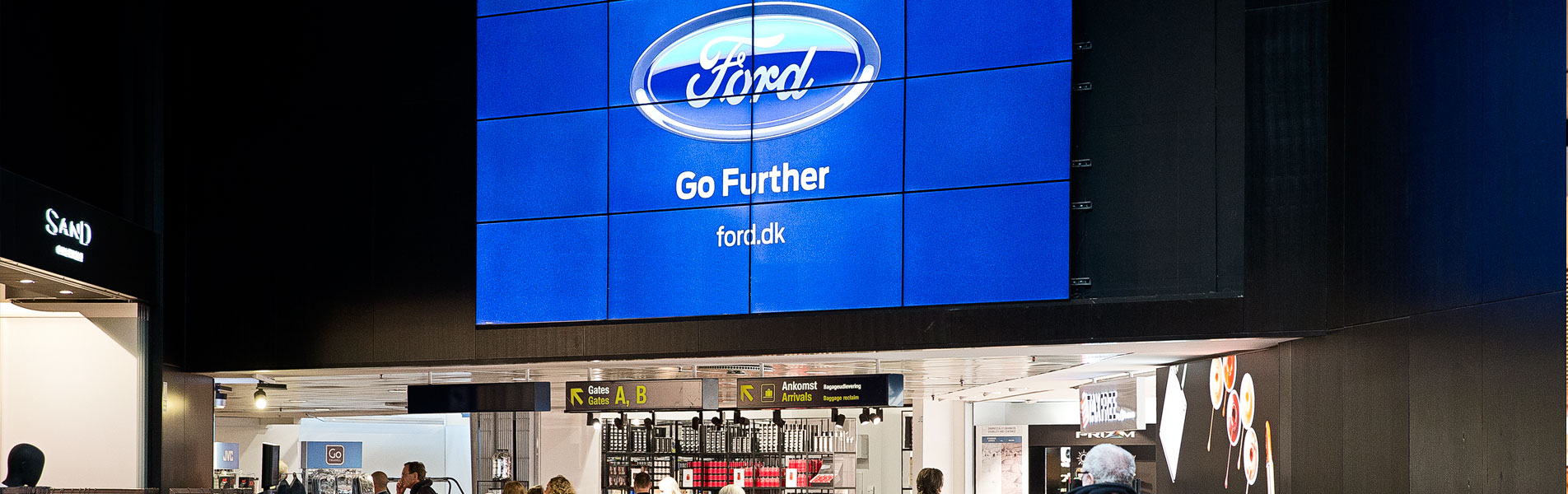 Overalt i Københavns lufthavn mødes de forbipasserende af imponerende og knivskarpe digitale skilte.