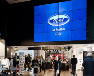 Overalt i Københavns lufthavn mødes de forbipasserende af imponerende og knivskarpe digitale skilte.