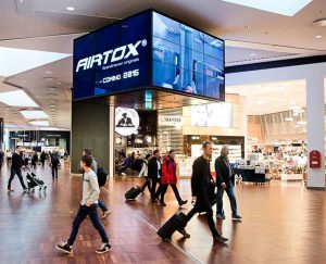 Digitalskiltning, som f.eks. denne cube med 3x3 skærmvægge på hver side, giver de forbipasserende et godt overblik, uanset hvilken retning de kommer fra.