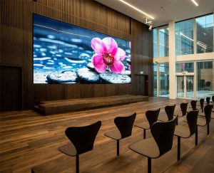 Den imponerende skærmvæg kan udover at fremvise præsentationer også tjene som baggrund ved fashionshows, hvor podiet foran skærmvæggen bl.a. kan anvendes som catwalk.