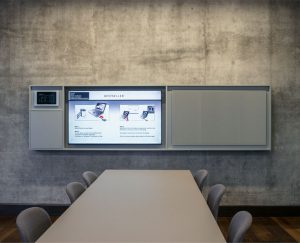 Bestsellers nye mødelokaler fremstår i et råt design med rene linjer. Med 54 mødelokaler er brugervenlighed af største vigtighed - både i forhold til den daglige brug, men også i forhold til service og vedligeholdelse.