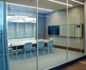 Samtlige mødelokaler har samme AV-løsning, så kan man betjene ét mødelokale kan man også betjene alle de andre