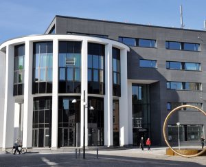 Byrådssalen ses øverst i den hvide bygning, til venstre for hovedindgangen.