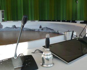 Byrådssalen styres fra et enkelt touchpanel via AVCs software AVC Meet.