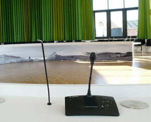 Byrådssalen er bl.a. udstyret med Bosch konferencesystem.