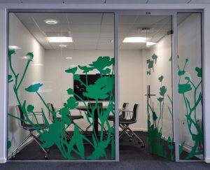 Mødelokale med tilkobling af egen PC til fladskærme, trådløs deling, videokonferencesystem m.v.