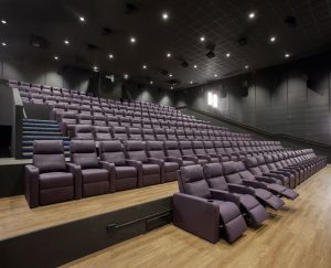 De luksuriøse lænestole er større og dybere end standard-biografstole og de har individuel elektronisk styring så den enkelte gæst kan sidde præcist som ønsket.