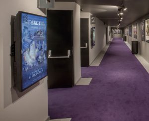 Skærmene uden for de enkelte sale afvikles også fra AVC DisplaySystem®.