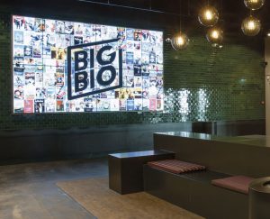 I lounge-området findes den store skærmvæg med i alt 12 skærme, som med trailers fra kommende film giver biografgængerne en knivskarp oplevelse af hvad de har i vente.