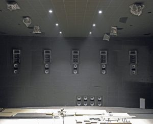 På bagvæggen i den største sal er der bag lærredet monteret fronthøjttalere, centerhøjttaler og subwoofere.