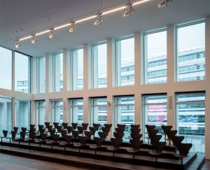 De loftsinstallerede spots i auditoriet kan indstilles efter behov og er monteret på en bom der også kan anvendes for befæstigelse af diverse udstyr under shows.