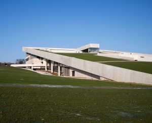 Moesgård Museum kontaktede AVC med ønsket om at få deres nye auditorium udstyret med fleksibelt og brugervenligt AV-udstyr