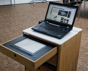 Crestron touchpanelet er bygget ind i den øverste del af pulten og er meget brugervenligt selv for førstegangsbrugeren