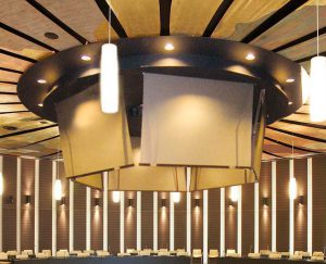 Lærrederne er styret af Crestron betjeningssystemet og kører automatisk ned fra loftet når en præsentation startes