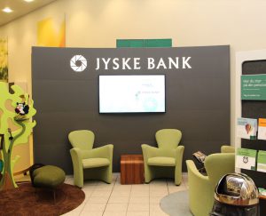 Digital skiltning kan bruges som f.eks. her i kaffebarer og pengebarer. Her viderebringer de informationer til kunderne i den enkelte afdeling