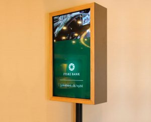 Specialproducerede indramninger understøtter den røde tråd gennem alle afdelinger