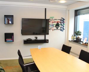 Vi har også opgraderet Jyske Banks mødelokaler med AV-udstyr. De står i en flot og skarp finish, der bl.a. giver mulighed for videokonferencemøder over f.eks. Skype