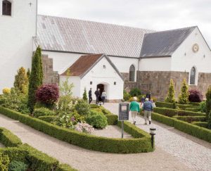 Øster Snede Kirke har løst de udfordringer en korskirke kan give mht. udsyn fra de bagerste rækker