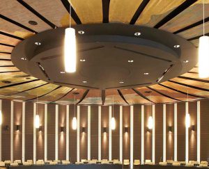 Lærreder og projektorer er integreret i loftet