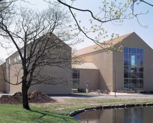 Aarhus Universitets auditoriehus indeholder 5 individuelle auditorier, der alle kan kobles sammen på billed- og lydsiden