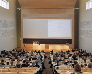 Der er fokus på fleksible og brugervenlige løsninger i auditorierne, hvor lys, lyd, billede m.v. styres via et touchpanel fra forelæsningsbordet