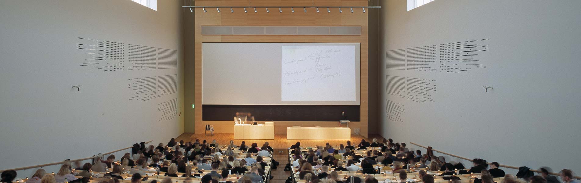 Der er fokus på fleksible og brugervenlige løsninger i auditorierne, hvor lys, lyd, billede m.v. styres via et touchpanel fra forelæsningsbordet