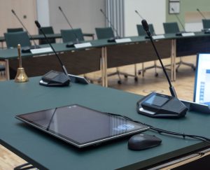 Fra touchskærmen kan Borgmesteren også styre om det f.eks. er et åbent eller lukket møde