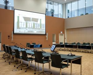 Med AVC Meet Visual kan den mobile skærm på gulvet og det vægmonterede lærred nu vise resultater for afstemninger, talerliste, dagsorden m.v. under byrådsmøderne