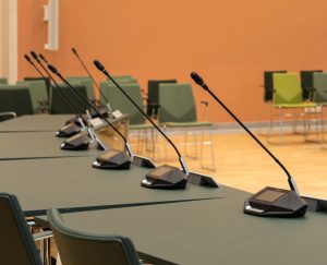 Trådløse mikrofoner understøtter Egedal Kommunes ønske om at bibeholde et fleksibelt lokale