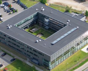 Søværnets Operative Kommando (SOK) beskæftiger ca. 400 medarbejdere, hvoraf ca. 2/3 arbejder i døgnbemandede funktioner i operationscentrene