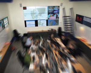 Skærmvæggene, der hver især kan vælges som kilde fra hver enkelt PC i operationscentret, er et effektivt værktøj i den til tider hektiske hverdag