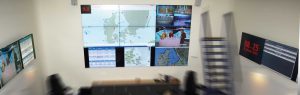 Skærmvæggene, der hver især kan vælges som kilde fra hver enkelt PC i operationscentret, er et effektivt værktøj i den til tider hektiske hverdag