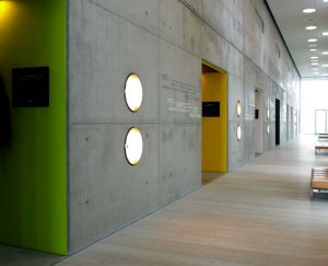 Infoskærme er placeret ved hver garderobe