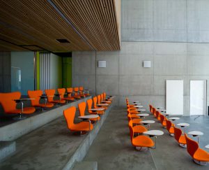 I auditoriet er der monteret enkle og minimalistiske væghøjttalere