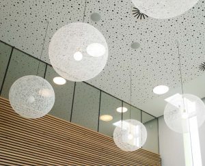 Loftshøjttalere er diskret integreret i loftet