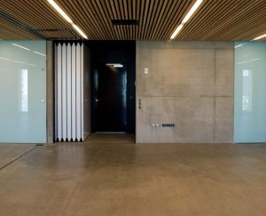 Auditoriet og bagved liggende lokaler kan samles eller skilles ad ved brug af skillevæggen