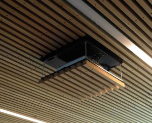 Liftene har en hejsemekanisme og er integreret i listeloftet og skjuler derved projektoren når den ikke er i brug