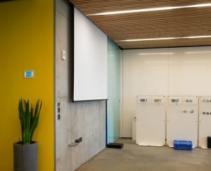 Alle AV-løsninger og lys styres via et Crestron betjeningspanel