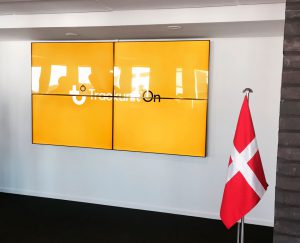 Skærmvæggen står skarpt i Foyeren og byder velkommen