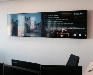 Infoskærme på kontoret holder medarbejderne up-to-date