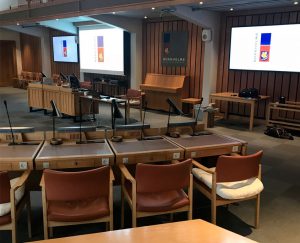 To 80'' skærme og en projektorløsning sikrer alle deltagere et godt overblik