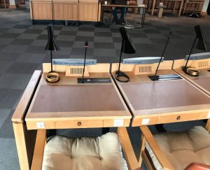 Mikrofonerne er nedfældet i bordene og giver dermed et enkelt og rent udtryk