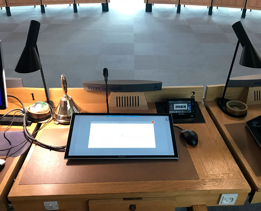 Byrådsmødet styres via en 20'' touchskærm placeret ved borgmesterens og sekretærens plads